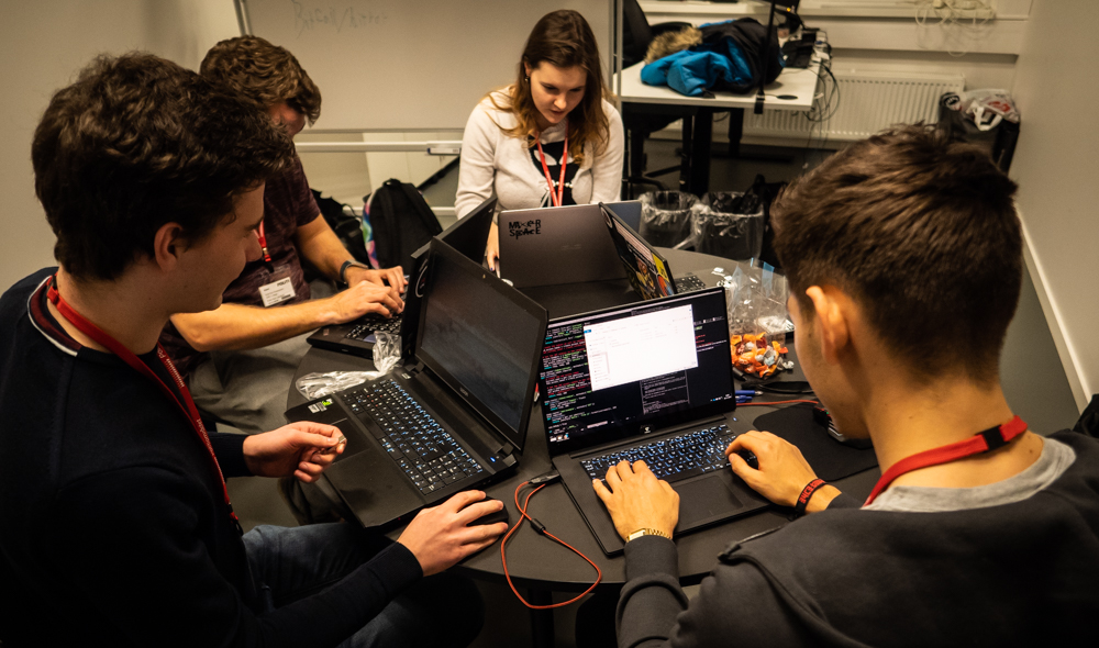Se billederne fra Hack IT: 40 talentfulde studerende deltog i hackathon